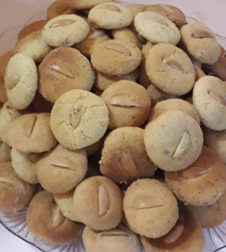 غريبة باللوز